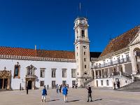 Im Universitätshof mit Hauptgebäude, Glockenturm und Kapelle São Miguel - Coimbra